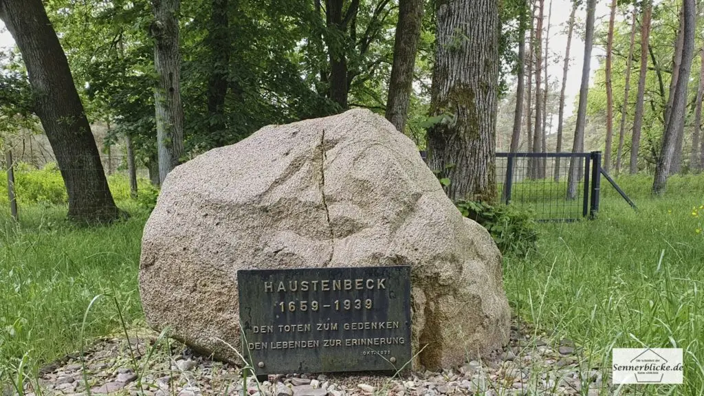 Stein mit Tafel Friedhof Haustenbeck