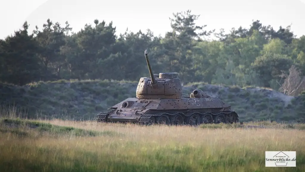 Ein alter Panzer mit einem Sperber auf dem Panzerrohr
